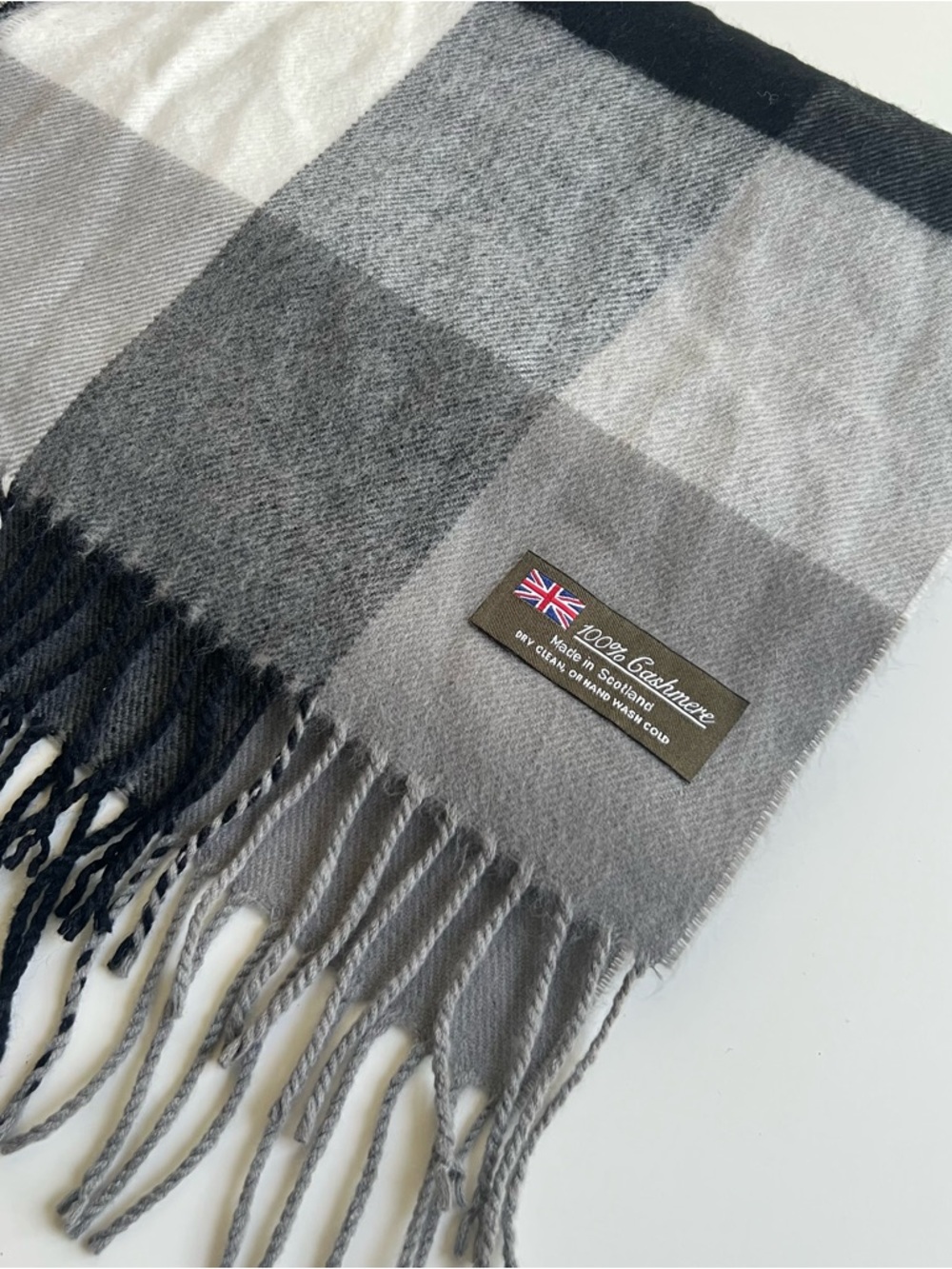 100% Cashmere Plaid Made In Scotland Tasseled Scarf